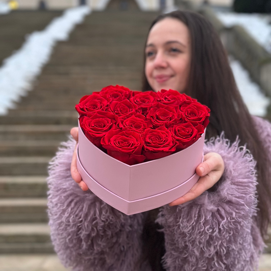 12 czerwonych róż w różowym pudełku